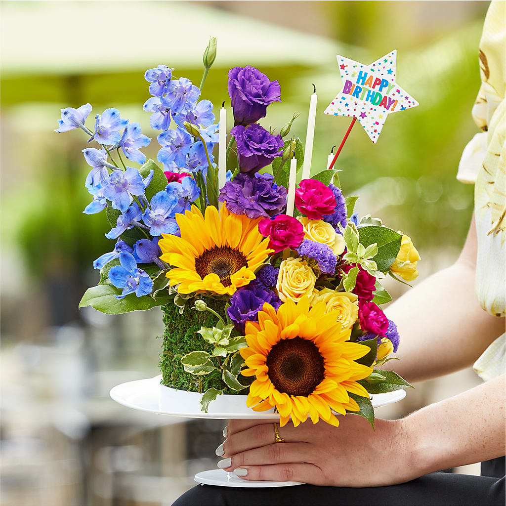 Star of the Day Floral Cake – PICKET FENCE FLORAL & DESIGN, Holland MI